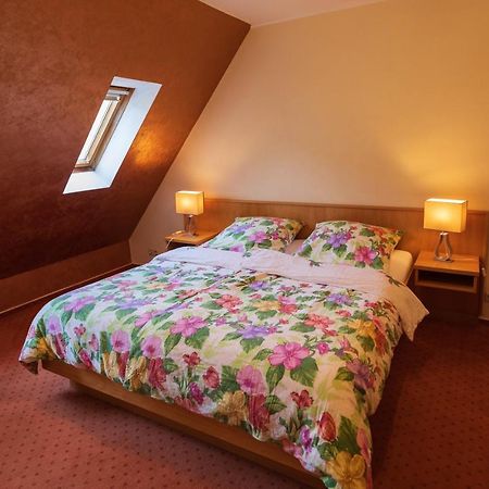 Haus Flora - Ferienwohnungen Cochem Luaran gambar